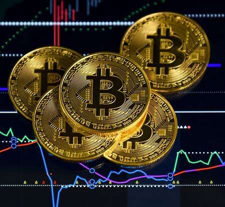 Bitcoin riparte dopo il crollo legato alla crisi ucraina. È il momento di comprare crypto?