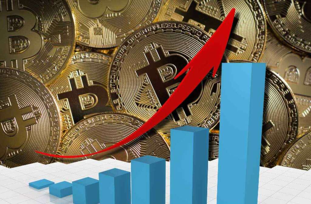 varie monete di Bitcoin e un grafico a colonne con una freccia verso l'alto