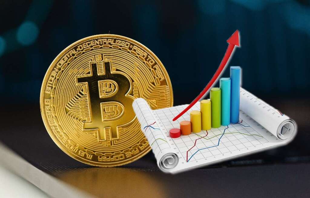 una moneta di Bitcoin posata di taglio su un piano lucido, e un grafico con una freccia in sovrimpressione