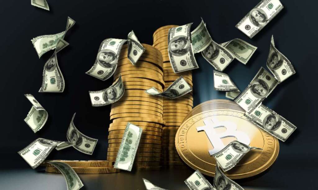 delle monete di Bitcoin impilate davanti uno sfondo buio, e una pioggia di dollari