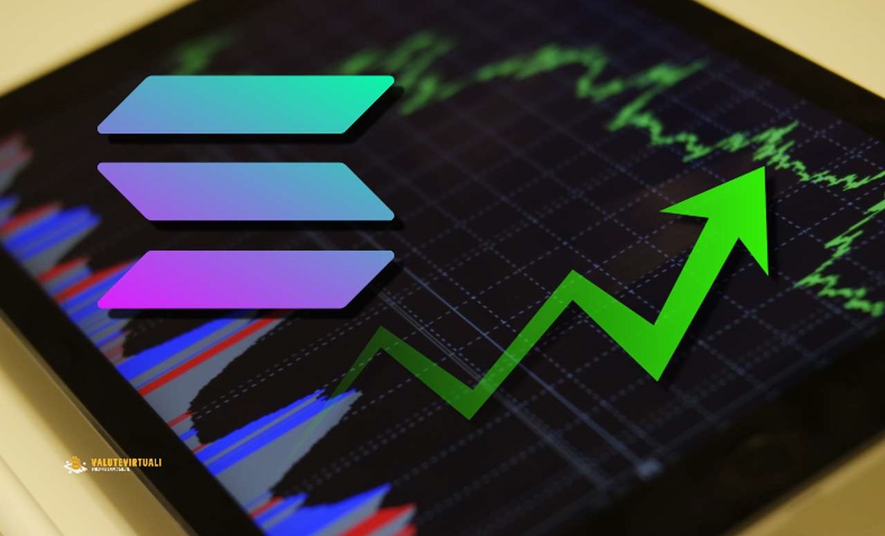 Alcuni grafici finanziari sullo schermo di un tablet e il logo di Solana in sovrimpressione con una freccia verde