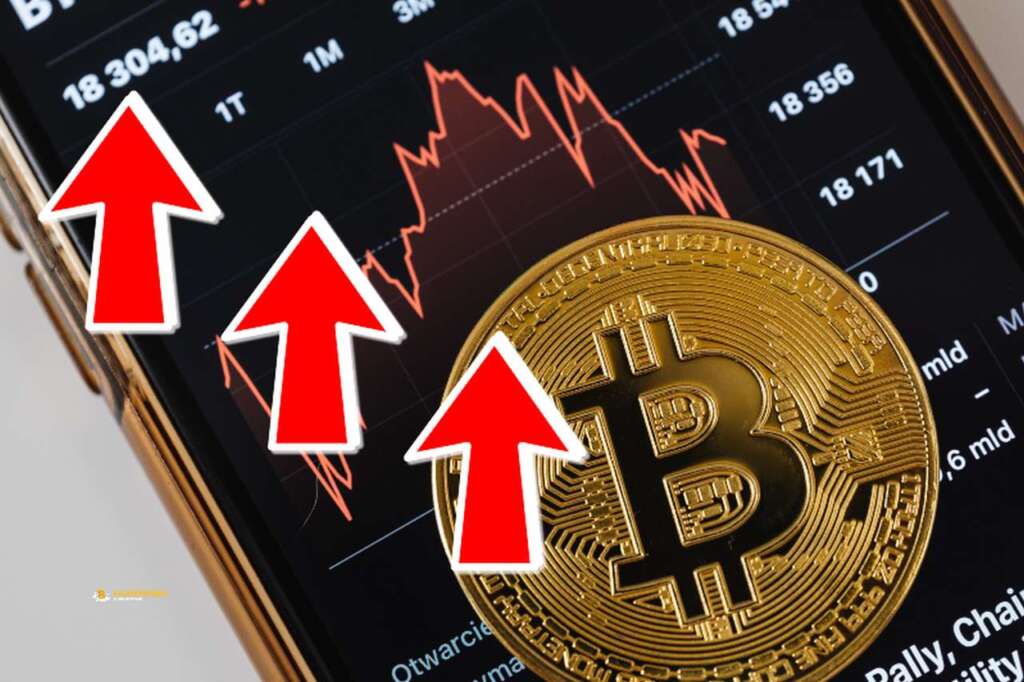 Il grafico sull'andamento di Bitcoin sullo schermo di uno smartphone con una moneta di Bitcoin sopra e alcune frecce rosse verso l'alto in sovrimpressione