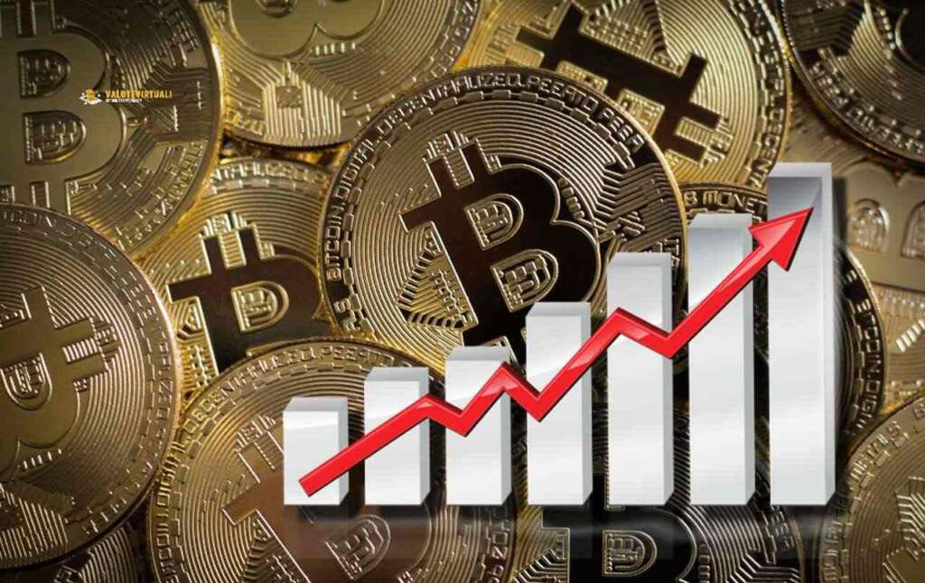 un grafico a colonne con una freccia rossa e sullo sfondo diverse monete di Bitcoin