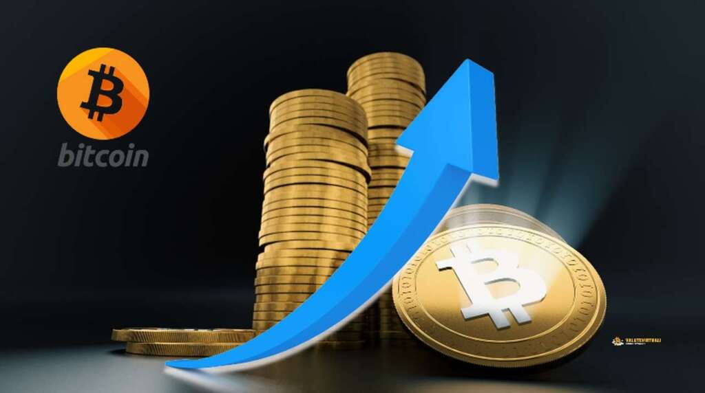 una pila di monete di Bitcoin su uno sfondo scuro. In sovrimpressione il logo di Bitcoin in alto a sinistra e una freccia verso l'alto al centro