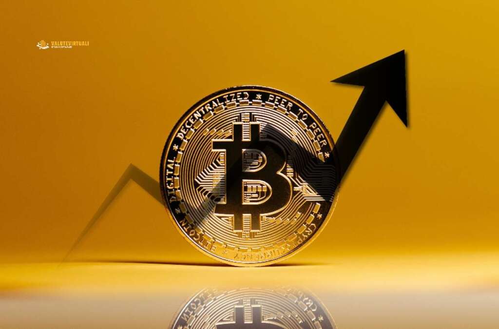 una moneta di Bitcoin con uno sfondo color oro e una freccia in sovrimpressione