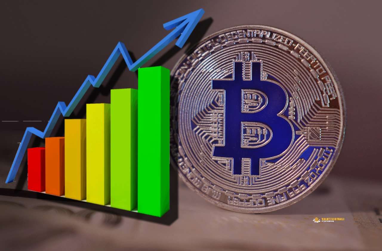 Una moneta di Bitcoin con a fianco un grafico a colonne colorate sormontato da una freccia verso l'alto