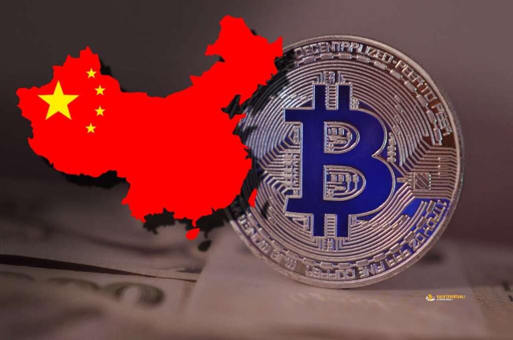 Una moneta di Bitcoin su un piano e la bandiera della Cina racchiusa nei confini dello Stato