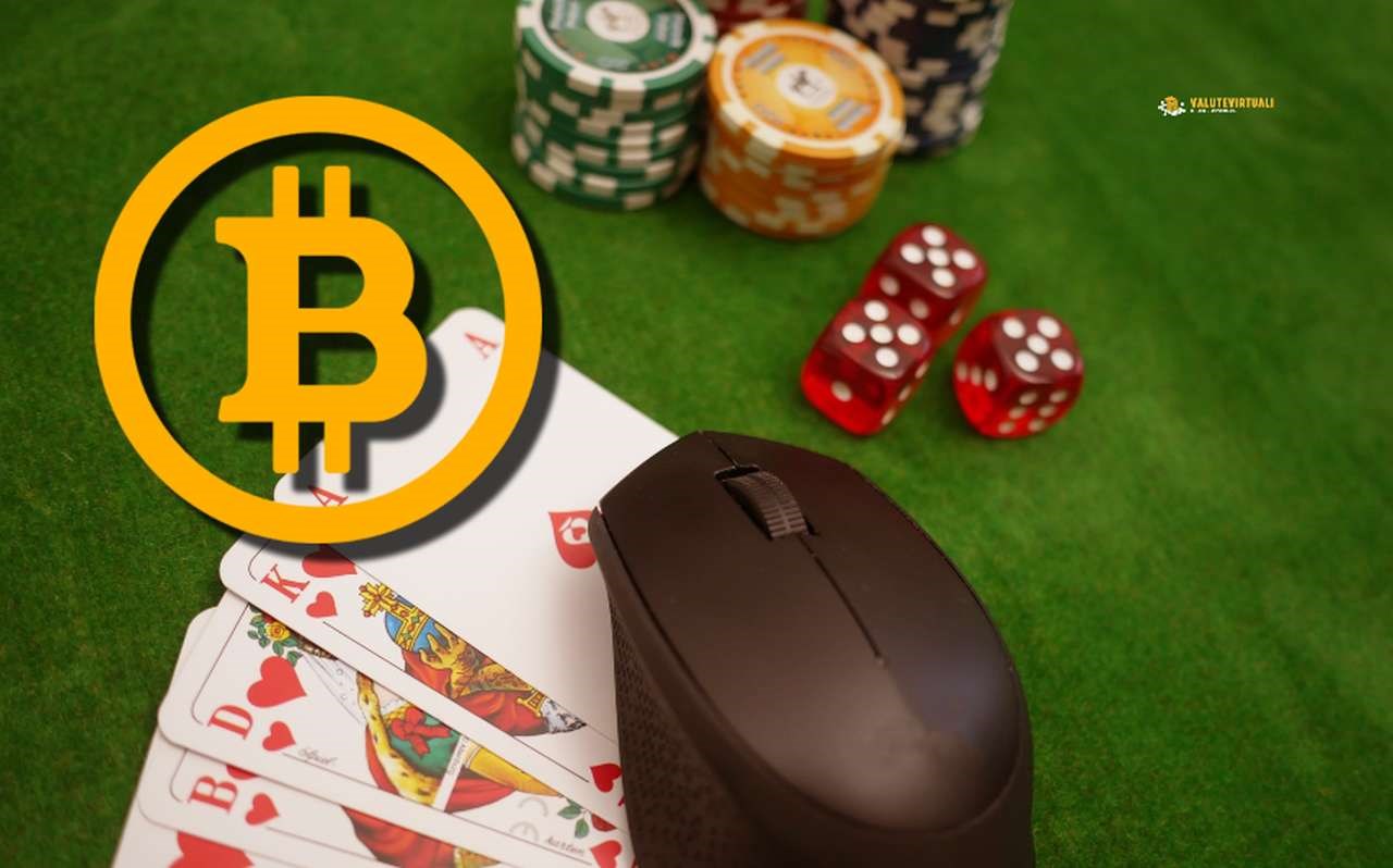 Un mouse, delle fishes, carte da poker e dei dadi su un panno verde. In sovrimpressione il simbolo di Bitcoin