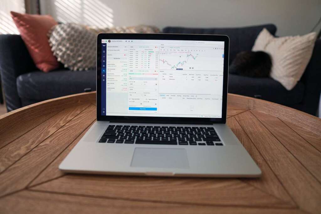 laptop con grafico trading