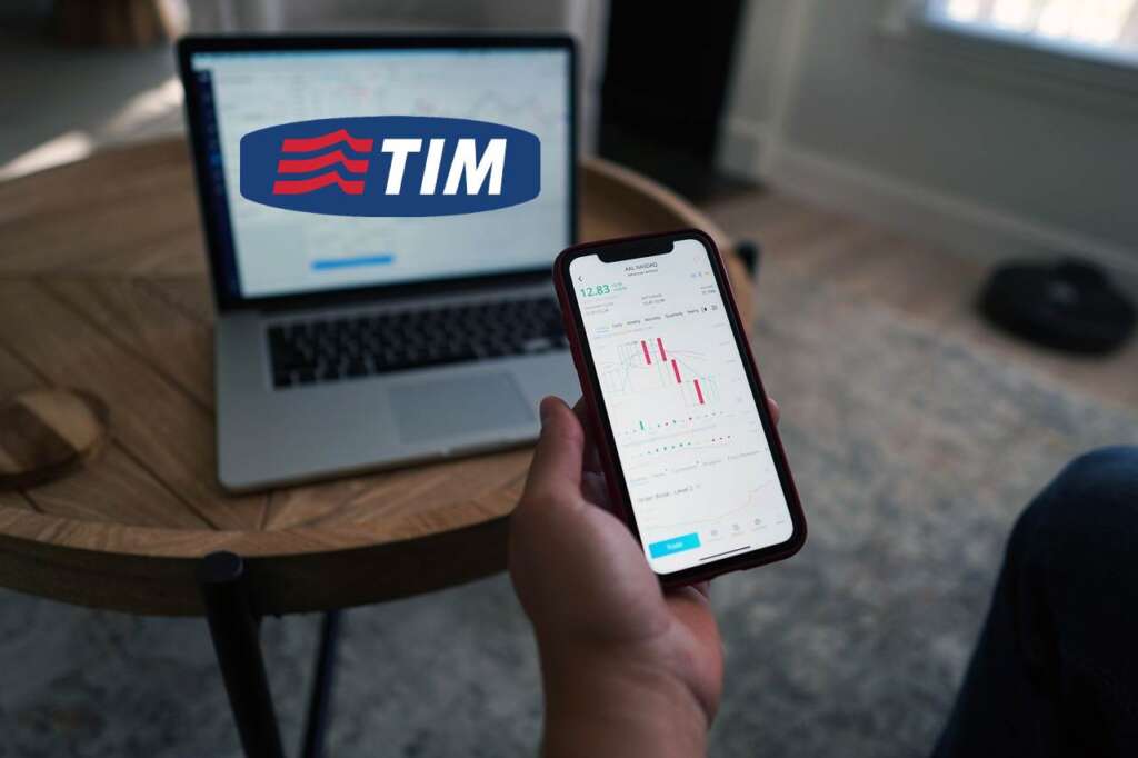 trader con vari dispositivi e logo Telecom Italia