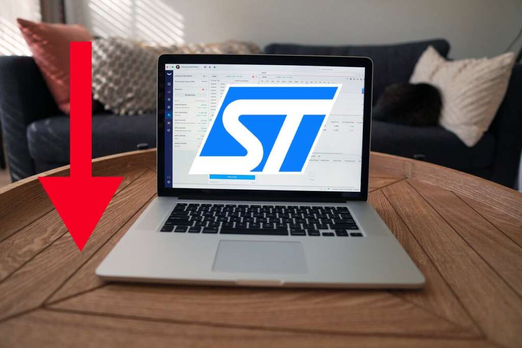 laptop con logo STM e freccia verso il basso