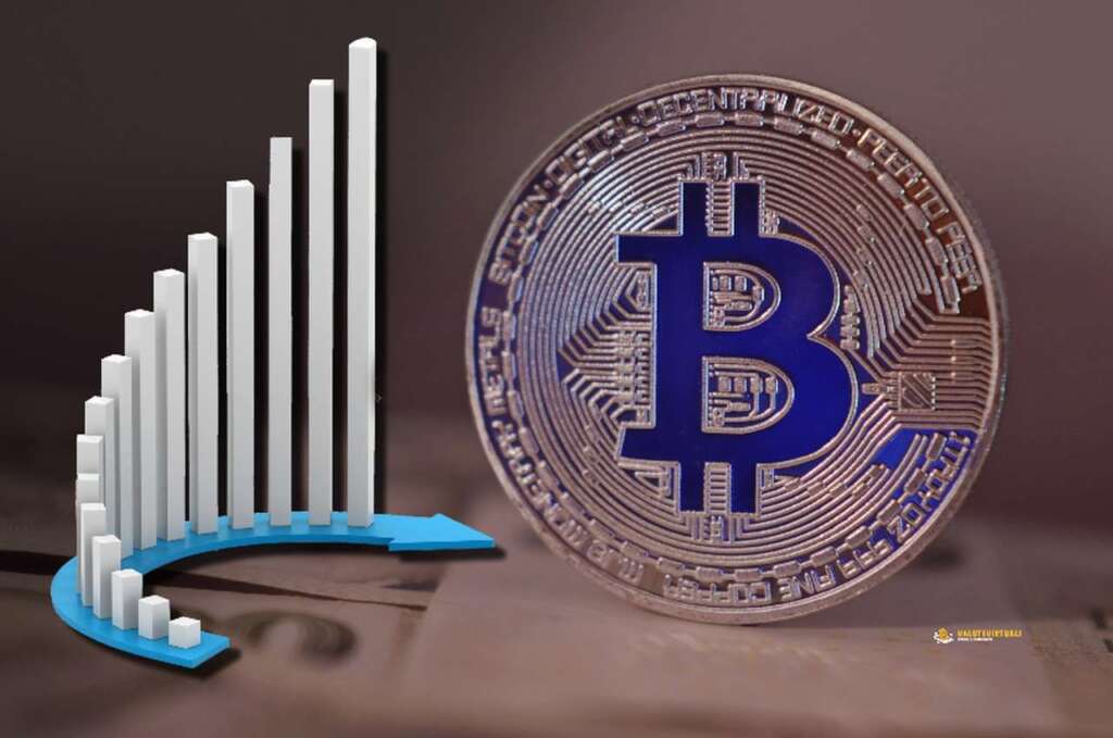 Una moneta di Bitcoin posata di taglio su un piano, e un grafico a colonne con una freccia in sovrimpressione