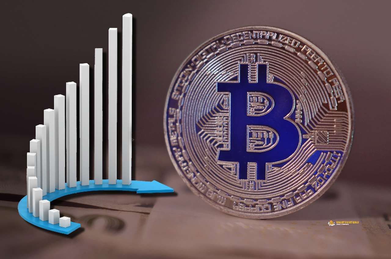 Una moneta di Bitcoin posata di taglio su un piano, e un grafico a colonne con una freccia in sovrimpressione