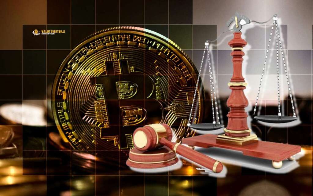 Alcune monete di Bitcoin e una bilancia con il martellino del giudice