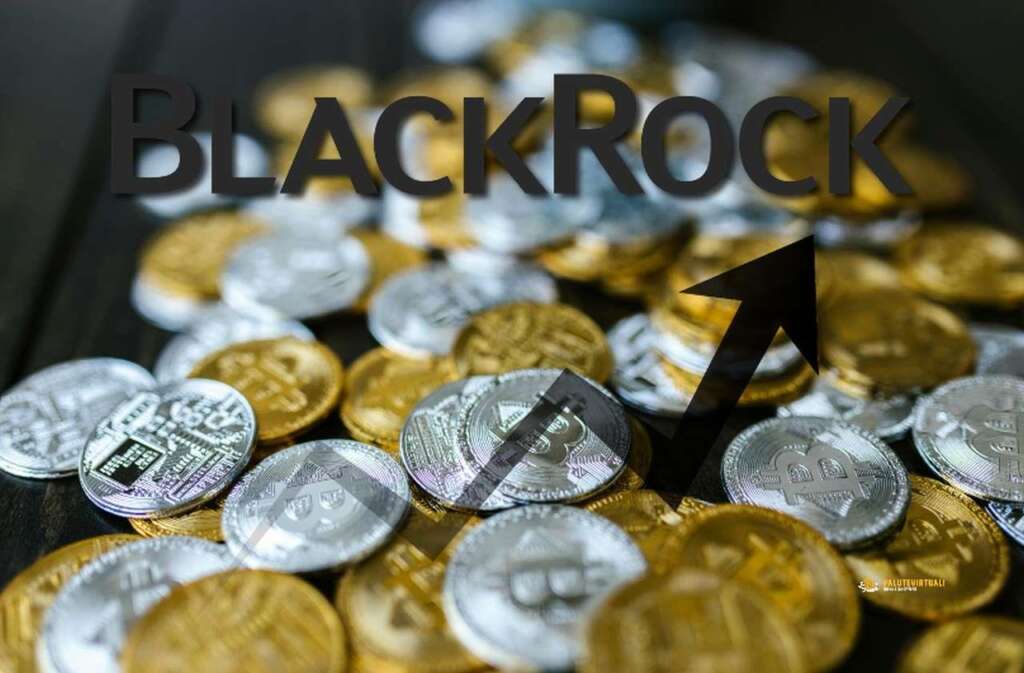 Svariate monete di Bitcoin d'oro e d'argento con il logo di BlackRock in sovrimpressione e una freccia verso l'alto