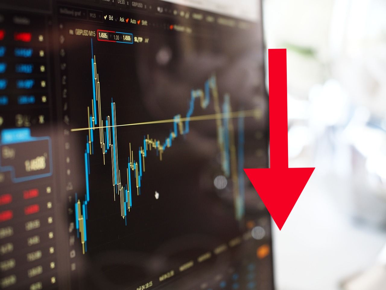 grafico di borsa e freccia verso il basso