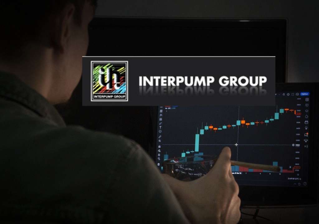 logo di Interpump e trader al lavoro su laptop