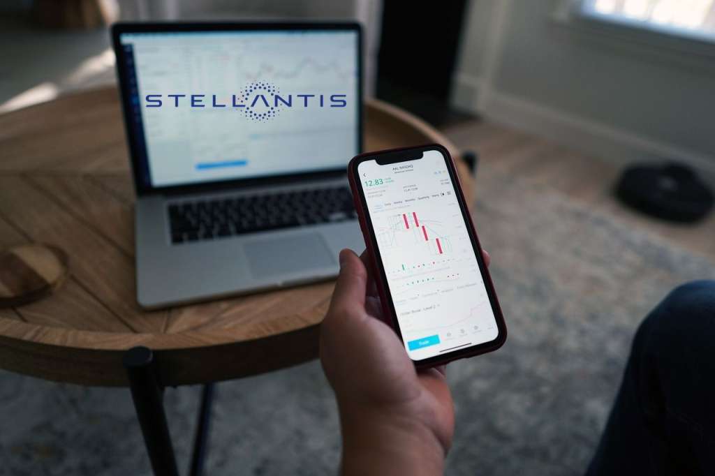 laptop con logo di Stellantis e mobile trading