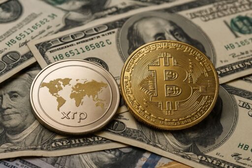Una moneta con il mondo raffigurato insieme alla scritta Xrp, e una con il simbolo di Bitcoin