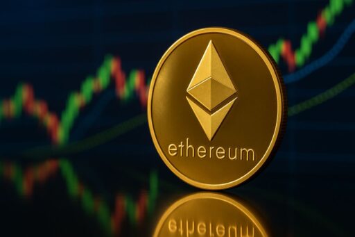 Una moneta con il simbolo di Ethereum e un grafico a candele sullo sfondo