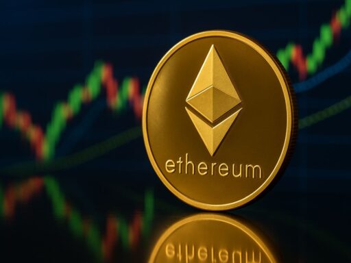 Una moneta con il simbolo di Ethereum e un grafico a candele sullo sfondo