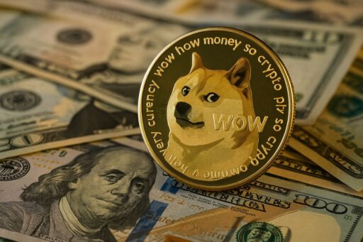 una moneta con il simbolo di Dogecoin con delle banconote sullo sfondo
