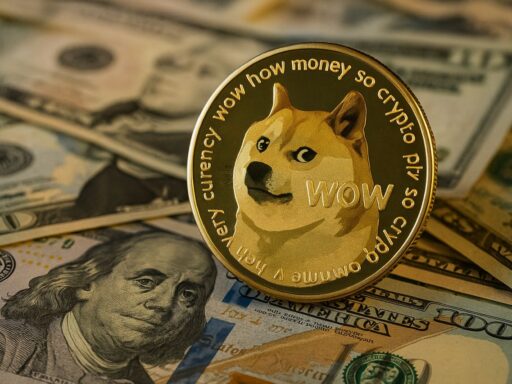 una moneta con il simbolo di Dogecoin con delle banconote sullo sfondo