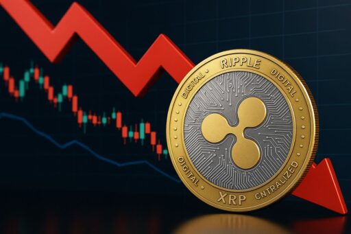 Una moneta con il simbolo di XRP e un grafico a candele sullo sfondo con una freccia rossa verso il basso