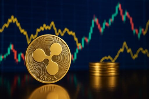 una moneta di XRP con altre monete più piccole impilate accanto e un grafico a candele sullo sfondo