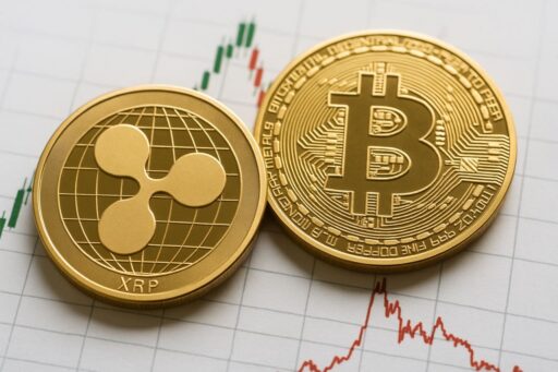 Una moneta di XRP accanto a una di BTC poggiate su un foglio con dei grafici