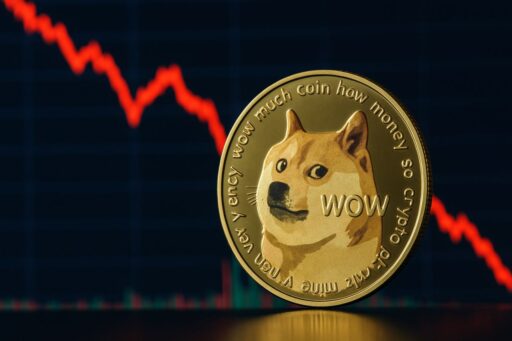 Una moneta di Dogecoin con un grafico a candele sullo sfondo