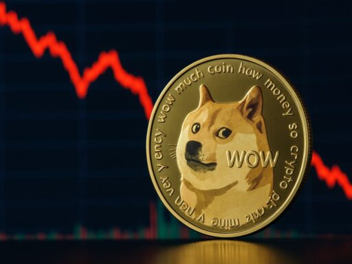 Una moneta di Dogecoin con un grafico a candele sullo sfondo