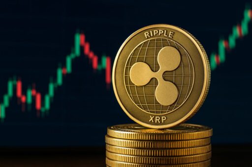 una moneta con il simbolo di XRP al centro e un grafico a candele sullo sfondo