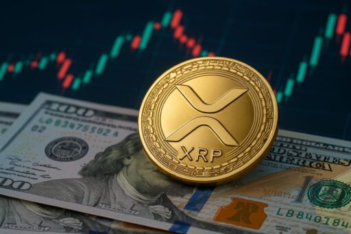 una moneta di XRP con un grafico a candele sullo sfondo e delle banconote in dollari sotto di essa