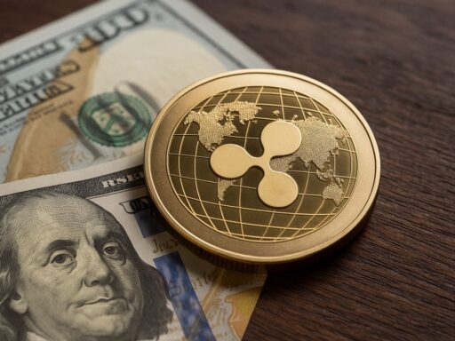 Una moneta di XRP poggiata su un piano con delle banconote
