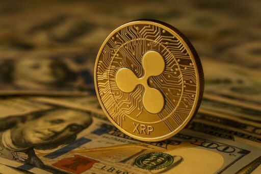 Una moneta di XRP poggiata di taglio su alcune banconote